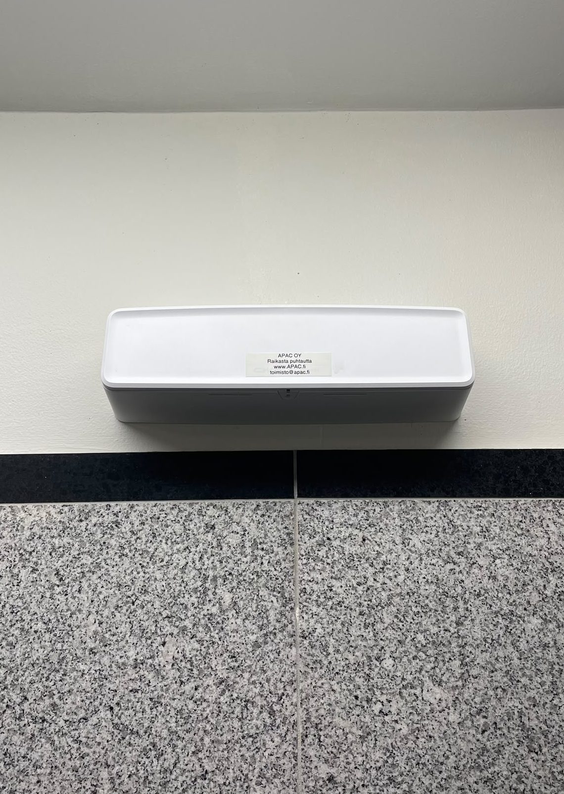 CWS AirBar asennettuna seinälle